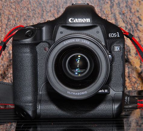 Canon EOS 1Ds Mark III + Canon EF 50mm f/1.4 USM vs Canon EOS 1000D Karşılaştırma